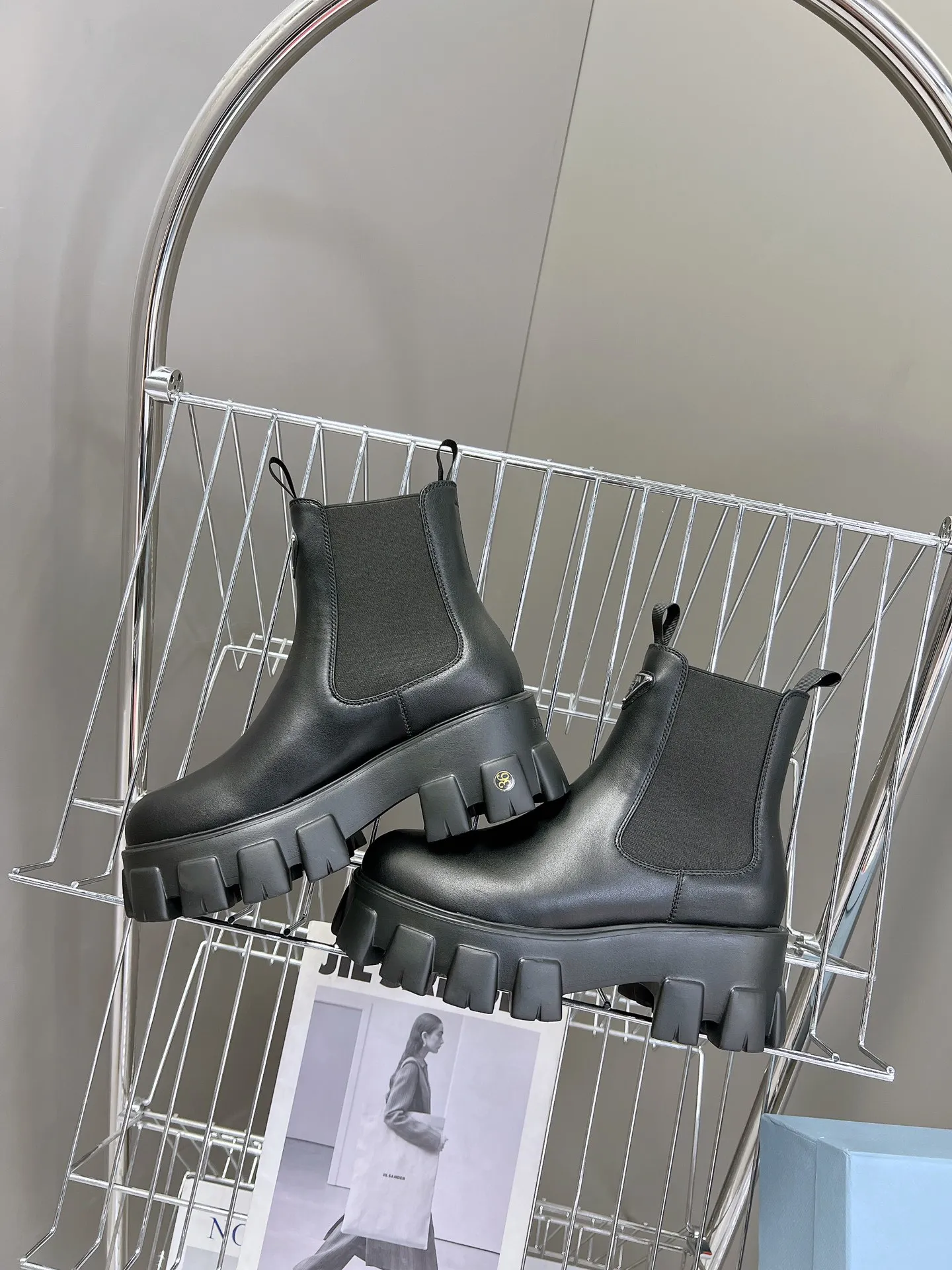 👟👟Ex-factory price 560👟👟 PRADA's top version platform platform thick-soled pocket triangle logo couple's boots. Original 1:1 customization, many internet celebrities have worn it. This shoe, with cowhide color matching and injection molded triangular letter luogo craftsmanship, is very popular this year. It can be worn for both leisure and sports... ❶Fabric: Customized open edge beads ➕Injection molded triangle logo ❷Inner lining: Customized cowhide ❸Feet: customized cowhide ❹Outsole: original molded foam combination outsole ❺Sole thickness: 6cm ❻Number of sizes: women's 35-40